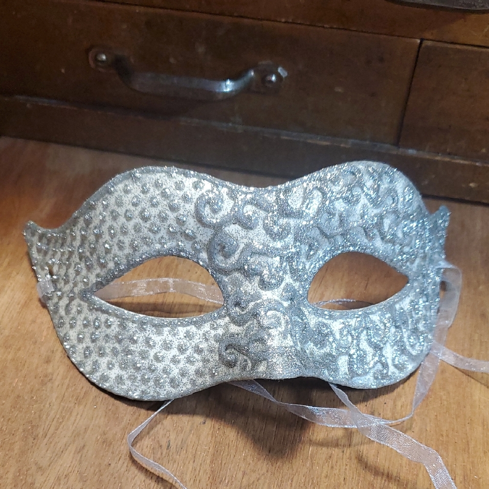 Silver Glittered Masquerade Mardi Gras Mask TN
